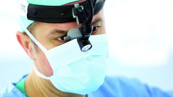 Prof. Andreas Sesterhenn during the surgery